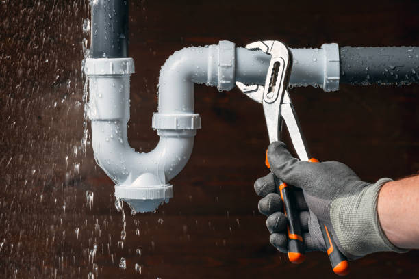 Professional Leak Detection technician working in Groves, TX